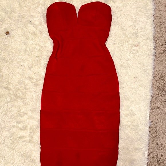 Red dress - Picture 2 of 3